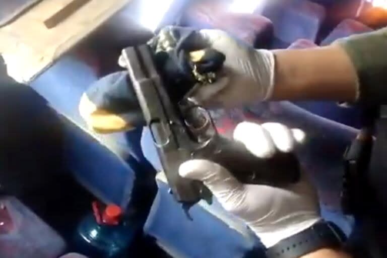 Efectivos de la Policía de Córdoba y Gendarmería encontraron al menos cuatro armas de fuego dentro de un micro que trasladaba a barras de Boca Juniors