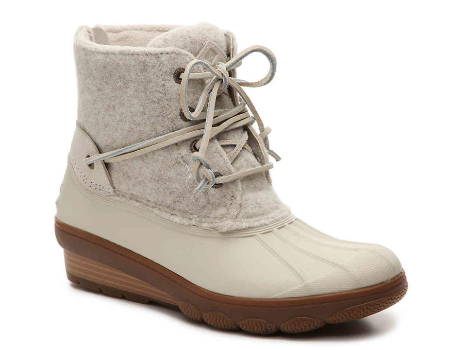 Get them <a href="https://www.dsw.com/en/us/product/sperry-top-sider-saltwater-tide-wedge-duck-boot/420933" target="_blank">here</a>.&nbsp;
