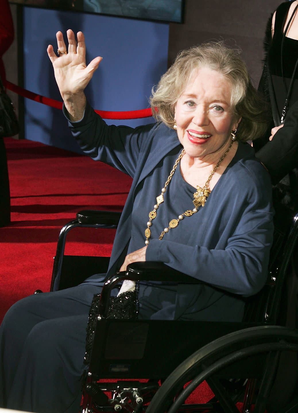 glynis johns smiling and waving at the 40th mary poppins anniversary celebrations in 2004