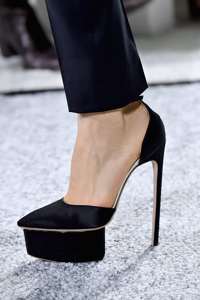 Stilettos. Giambattista Valli propone el regreso de estos zapatos con tacón de aguja y plataforma en el empeine, solo aptos para expertas que puedan aguantarlos. - Foto: Pascal Le Segretain/Getty Images