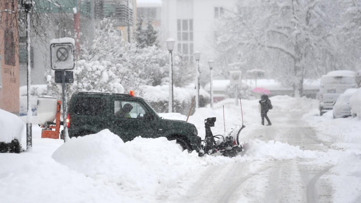 Ein Geländewagen mit Schneepflug räumt eine verschneite Straße in Berchtesgaden. Foto: Tobias Hase