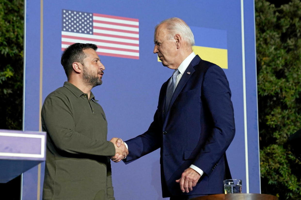 Joe Biden et Volodymyr Zelenskiy signent un accord de sécurité entre leurs deux pays à Fasano, en Italie, le 13 Juin 2024.  - Credit:Kevin Lamarque / REUTERS