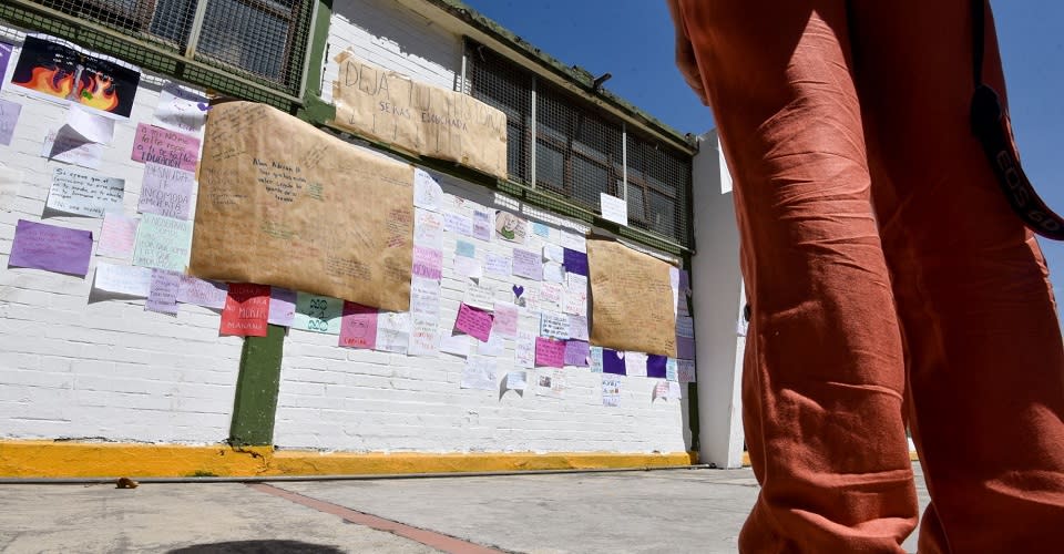 Pancartas de protesta en la pared contra el acoso