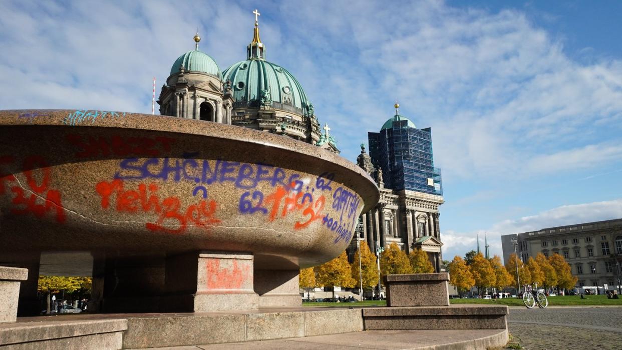 Die beschmierte Granitschale im Lustgarten am Alten Museum.