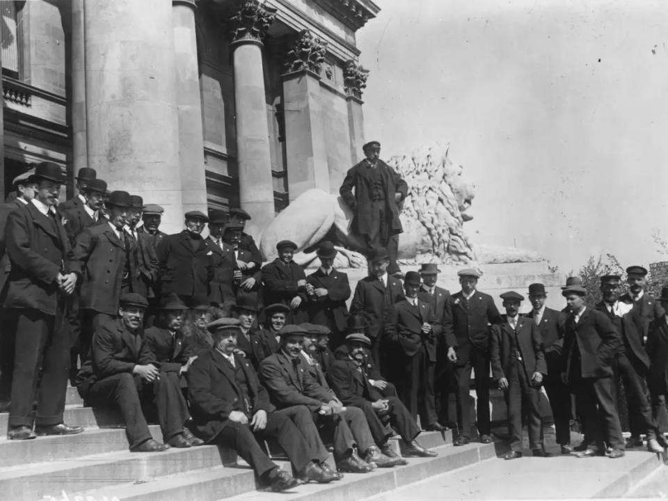 Das Foto zeigt die Crew der Titanic vor der Portsmouth Town Hall. - Copyright: Topical Press Agency/Getty Images