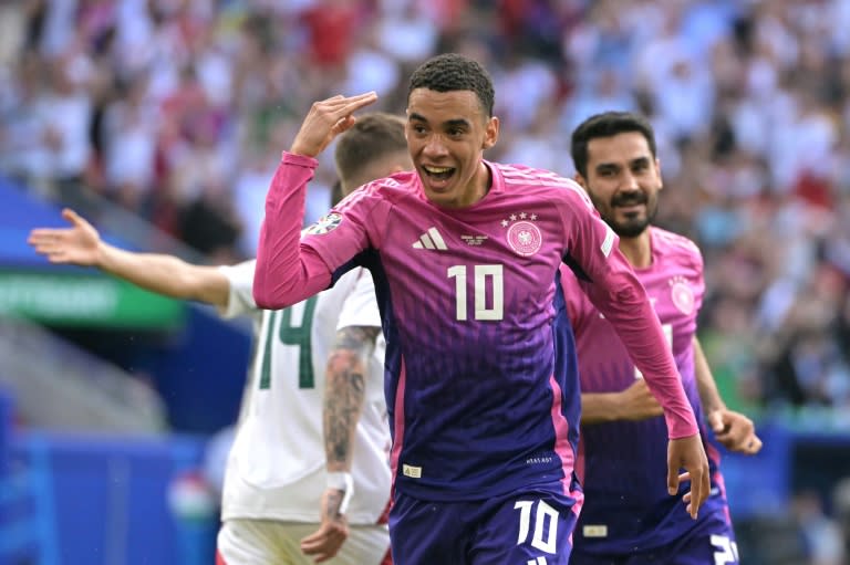 El atacante alemán Jamal Musiala celebra su gol contra Hungría en el partido de fase de grupos de la Eurocopa-2024, disputado el 19 de junio de 2024 en Stuttgart. (DAMIEN MEYER)