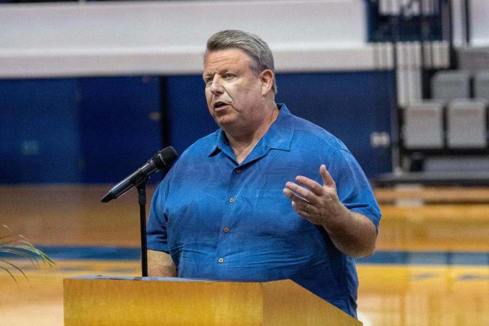 Radio host Tom Leach spoke at the memorial for former UK basketball player and radio announcer Mike Pratt who died last year. Marcus Dorsey/mdorsey@herald-leader.com