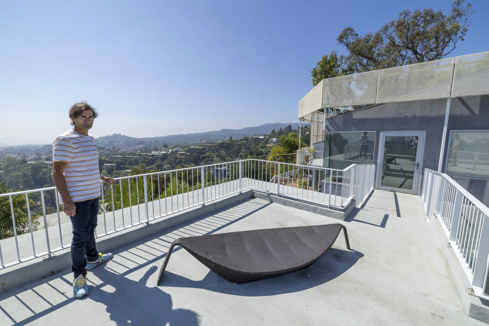 Aleksandar Jovanovic, dueño de una propiedad alquilada mediante Airbnb, posa en un patio cercano a su casa de huéspedes donde la inquilina Elizabeth Hirschhorn vive sin contrato de arrendamiento ni pagar alquiler. (Allen J. Schaben/Los Angeles Times vía Getty Images)