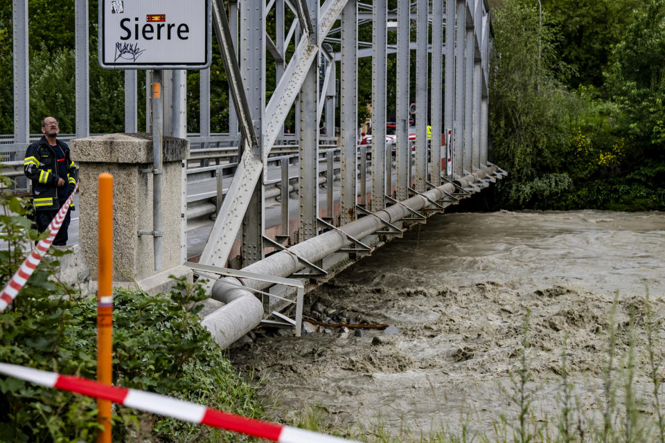 Der Wasserstand der Rhone hat sich in der Nacht im Wallis nach den heftigen Unwettern vom Vortag verringert (Bild: Jean-Christophe Bott/KEYSTONE/dpa)