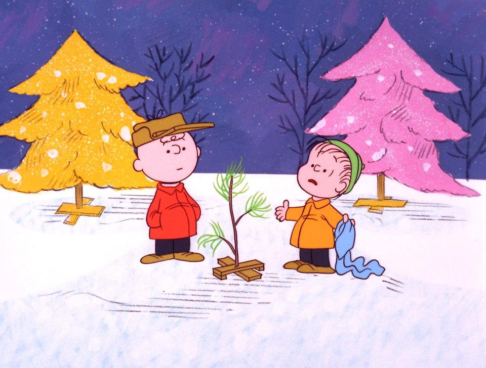 Charlie Brown y Linus aparecen en una imagen de archivo provista por United Feature Syndicate Inc. a través de ABC TV, de la serie "A Charlie Brown Christmas", un programa especial de televisión basada en la tira cómica "Peanuts" de Charles M. Schulz. (Foto AP/ABC, 1965 United Feature Syndicate Inc.,Archivo)