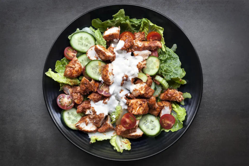 Ensaladas con pollo con aderezo de yogur griego