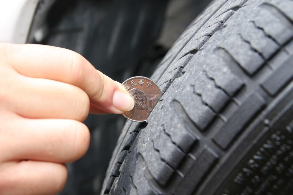 輪胎的健康關係到人車行駛安全，是最需注意的零件之一，其中胎紋的深度是要項，深度不夠的輪胎，雨天行駛容易打滑，也容易被尖銳物刺穿漏氣，且少於1.6mm可是會受罰。