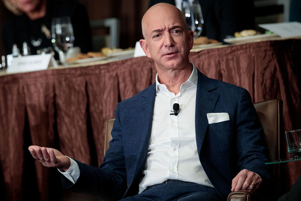 <p>Jeff Bezos, il fondatore di Amazon, ha un patrimonio stimato personale di circa 105 miliardi di dollari, secondo la classifica di Bloomberg. </p>