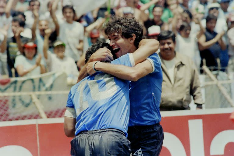 "¡Qué pedazo de gol hiciste!", felicita asombrado Burruchaga al número 10; una semana más tarde, el 7 sería asistido por Maradona para que definiera el Mundial de México ante Alemania. - Créditos: @dani yako