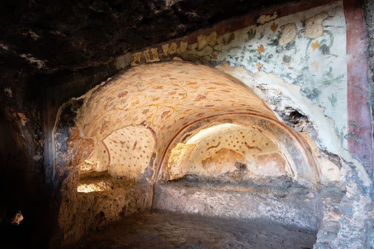 Un equipo de arqueólogos halló 400 tumbas perforadas en la roca que datan de hace 1800 años y forman parte de una de las mayores necrópolis del mundo excavadas en piedra