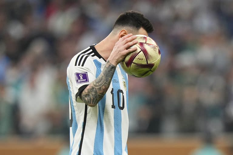 Lionel Messi patea el penal del primer gol en el partido por la Final de la Copa del Mundo entre Argentina y Francia