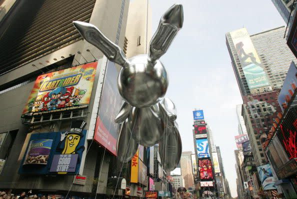 <p>In 2005 Macy's introduced "Blue Sky" balloons, a class of balloon intended to include modern art in the parade. Pictured here is a Jeff Koons Creation.</p>