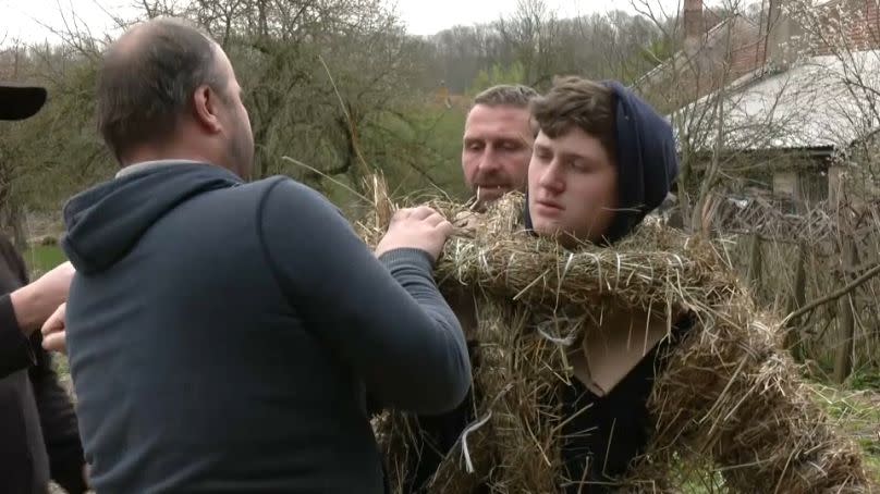 Miloslav Hašek spielt den Judas, sein Kostüm aus Stroh wiegt 15 Kilo