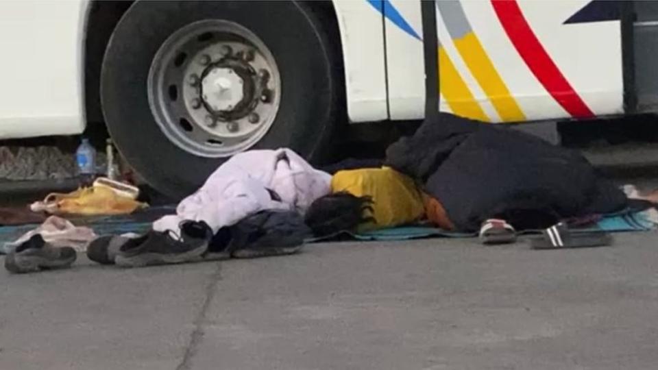 Personas durmiendo en el suelo en la ciudad de Wadi Halfa.