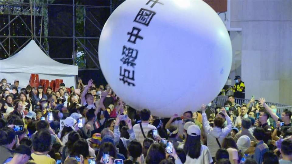 快新聞／「捍衛民主」白色大氣球成功推入立院！　群眾高喊：拒絕中國干政