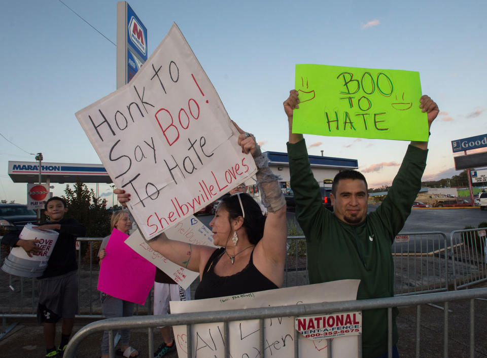 <p>Residents call on passerbys to say “Boo to Hate” in Shelbyville, Tenn., Oct. 27, 2017, a day before White nationalist groups will gather for “White Lives Matter” rallies. (Photo: Zach D. Roberts/NurPhoto via Getty Images) </p>