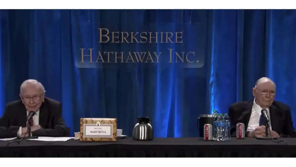 Warren Buffett y Charlie Munge en la reunión anual de accionistas de Berkshire. Foto: Twitter (@QCompounding).