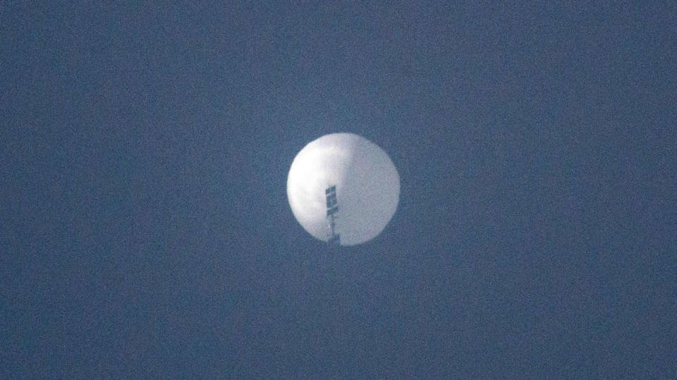 This handout photo from Chase Doak taken on February 1, 2023 and released on February 2 shows a suspected Chinese spy balloon in the sky over Billings, Montana. - The Pentagon said February 2 it was tracking a Chinese spy balloon flying high over the United States, reviving tensions between the two countries just days ahead of a rare visit to Beijing by the top US diplomat. (Photo by Chase DOAK / CHASE DOAK / AFP) / -----EDITORS NOTE --- RESTRICTED TO EDITORIAL USE - MANDATORY CREDIT 