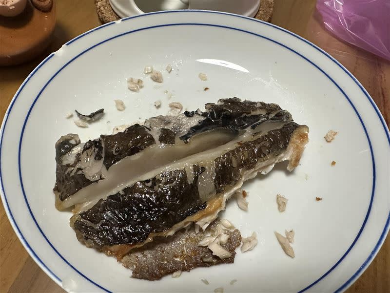 網友教3招料理虱目魚肚「黑色精華」，能讓人白飯一口接一口。（圖／翻攝自家常菜）