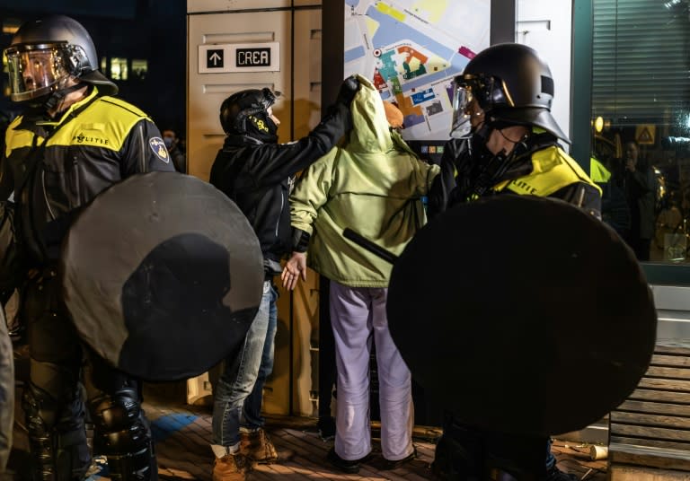 Des policiers arrêtent des manifestants propalestiniens sur le campus de l'Université d'Amsterdam, le 7 mai 2024 (Eva Plevier)