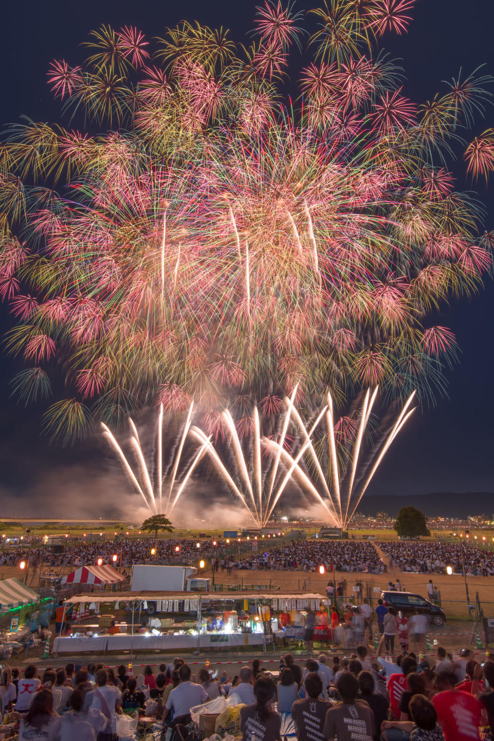 Photographer travels across Japan snapping incredible firework displays