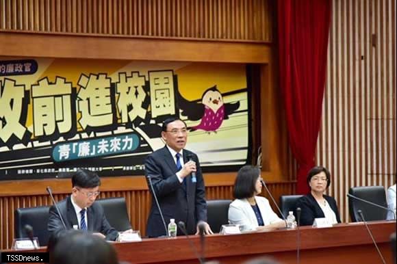 法務部長蔡清祥（左二）與廉政署長莊榮松、彰化地檢署檢察長張曉雯等人，參加「司改前進校園講座」綜合座談擔任與談人。（圖：法務部提供）