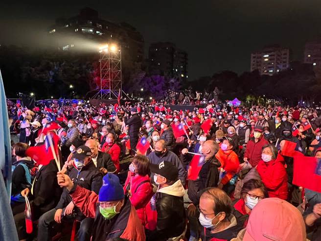 國民黨候選人王鴻薇今於中山區榮星花園舉辦選前之夜，現場湧入大量人潮，活動開始約半小時左右，5千張椅子就幾乎全部坐滿。（李奇叡攝）