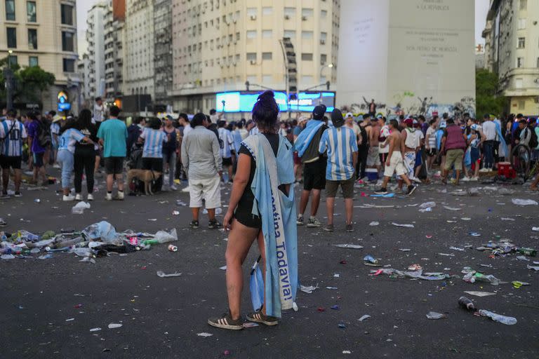 Cuando ya había amanecido seguía habiendo personas en el Obelisco