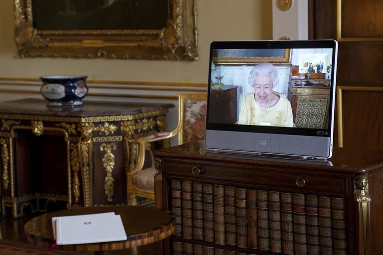 La reina Isabel, hoy, a través de una videoconferencia