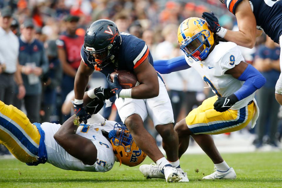 Virginia running back Mike Hollins (7) carries the ball in the second half against Pittsburgh at Scott Stadium.