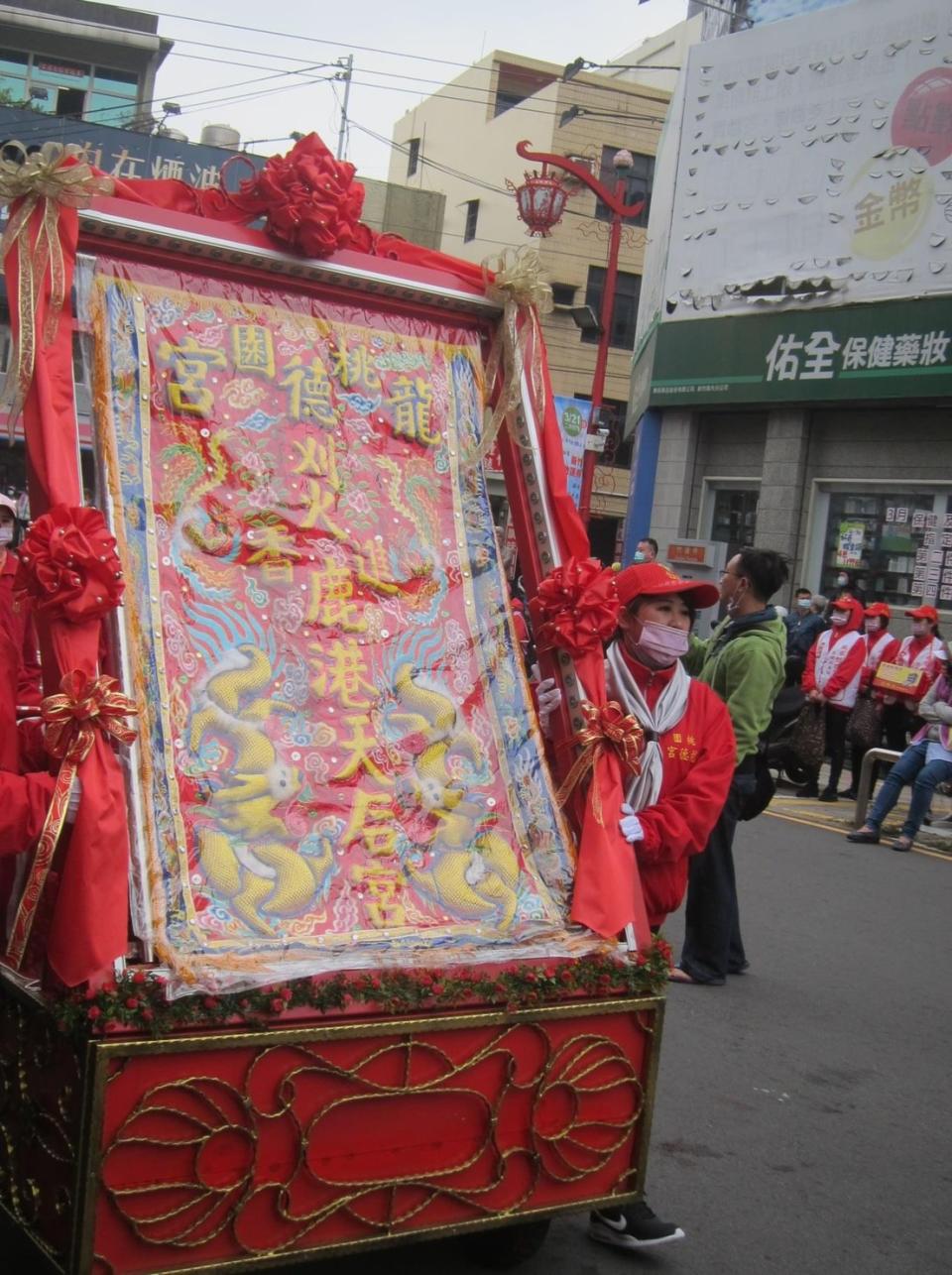 龍德宮的花牌車上可看到「刈火」、「鹿港天后宮」的字樣。（圖／信眾提供）