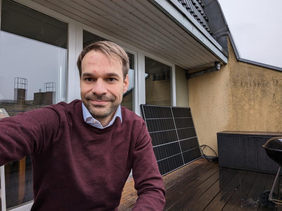 Sebastian Jabbusch hat sich im Januar ein Balkonkraftwerk zugelegt – eines der Paneele steht nun auf seinem Balkon. - Copyright: Sebastian Jabbusch