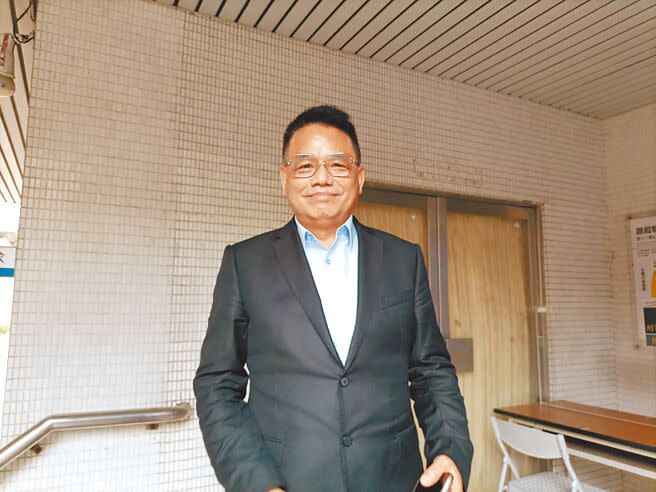 新竹市議員林耕仁獲得市議會國民黨團全力支持參選新竹市長，近期他也改變造型，營造年輕風格。（邱立雅攝）