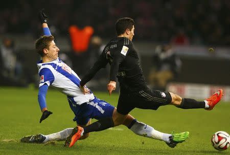 Bayern Munich's Robert Lewandowski (R) challenges Hertha Berlin's Jens Hegeler during their German first division Bundesliga soccer match in Berlin November 29, 2014. REUTERS/Michael Dalder