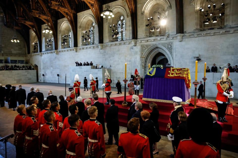 Les gens font la queue pour voir le cercueil de la reine Elizabeth II tel qu'il se trouve sur le catafalque de Westminster Hall (Alkis Konstantinidis/PA) (PA Wire)