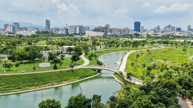 水湳經貿園區的亮點中央公園，面積高達67公頃，是台北大安森林公園的2.58倍，為台中的「綠寶石」。（台中市政府提供／盧金足台中傳真）