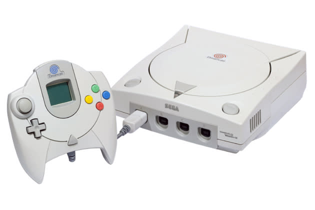 <b>Sega Dreamcast</b><br><br>Zum Start verkaufte sich Segas Spielekonsole Dreamcast sogar richtig gut, schließlich war die Technologie besser als beim Vorgänger und es gab sogar Internetzugang. Doch die Konkurrenz von Sony und Nintendo war einfach zu übermächtig, die Produktion des Dreamcast wurde 2001 nach drei Jahren eingestellt. (Bild: Wikipedia, Asim Saleem)