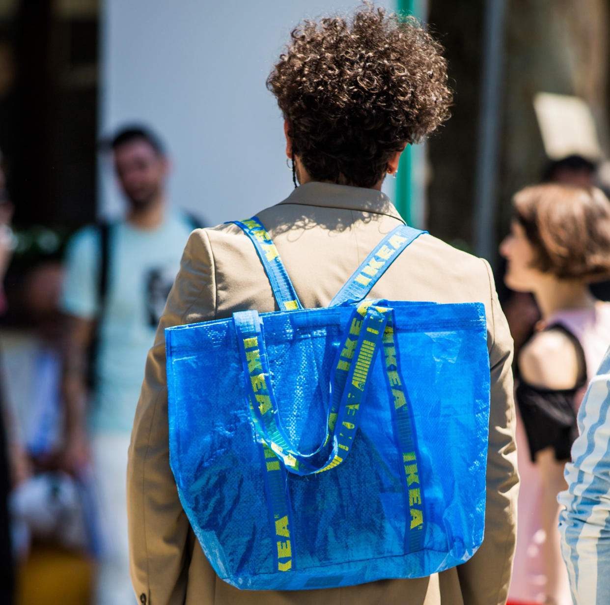 Normcore-Trend auf dem Höhepunkt: Seit letztem Jahr trägt man IKEA-Taschen auch abseits des Möbelkaufs. (Getty Images/Claudio Lavenia)