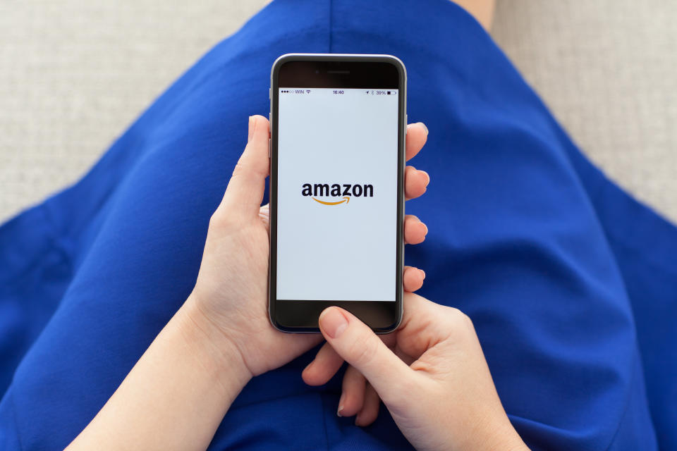 Fake-Bewertungen sind auf Portalen wie Amazon ein weit verbreitetes Phänomen (Bild:  Getty).