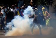 Demonstrators clash with riot police during the so-called "mother of all marches" against Venezuela's President Nicolas Maduro in Caracas, Venezuela April 19, 2017. REUTERS/Carlos Garcia Rawlins