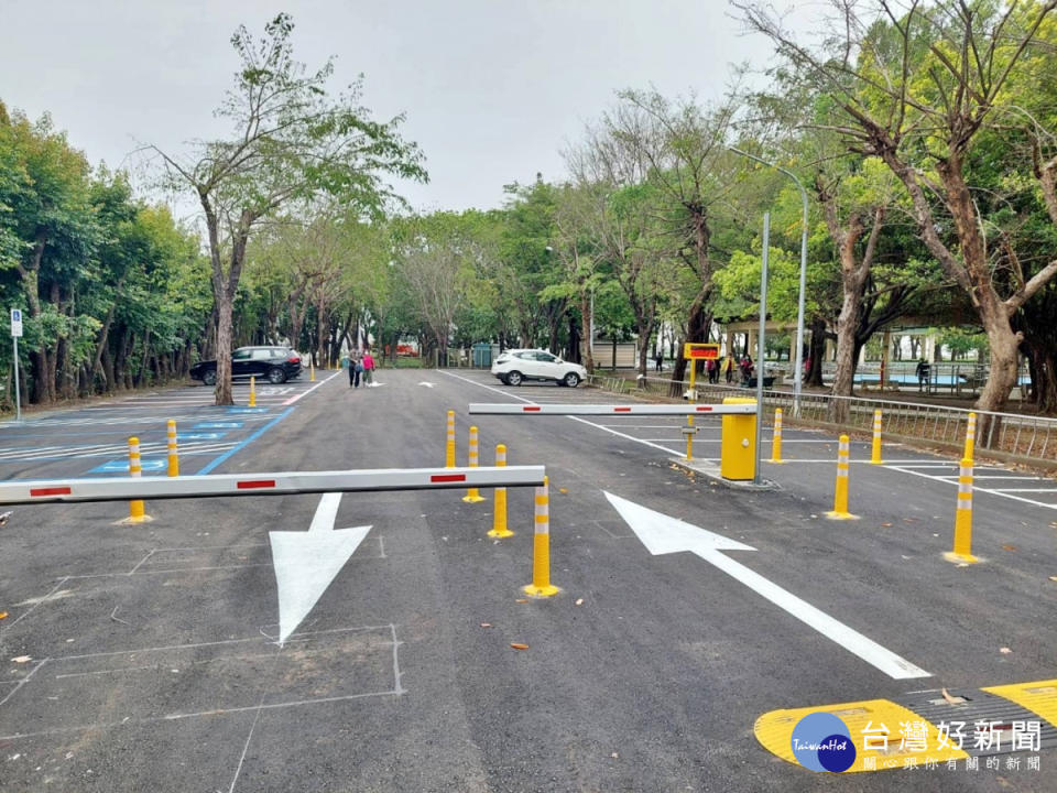 嘉義市港坪運動公園停車場及市立田徑場周邊停車場重新整地，將為市民增加372個停車空間／嘉義市府提供