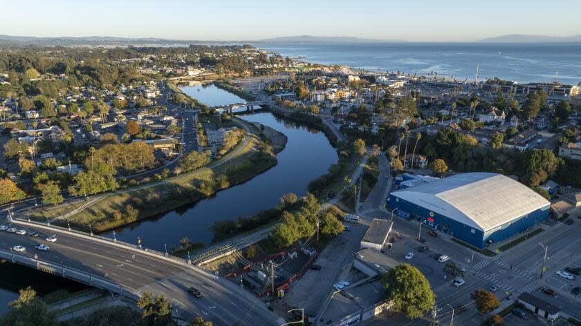 Santa Cruz, CA - November 21: The San Lorenzo River courses past Kaiser Permanente Arena, right, home of the the Santa Cruz Warriors of the NBA G league, in an area where the city plans new high-rise development on Tuesday, Nov. 21, 2023 in Santa Cruz, CA. (Brian van der Brug / Los Angeles Times)