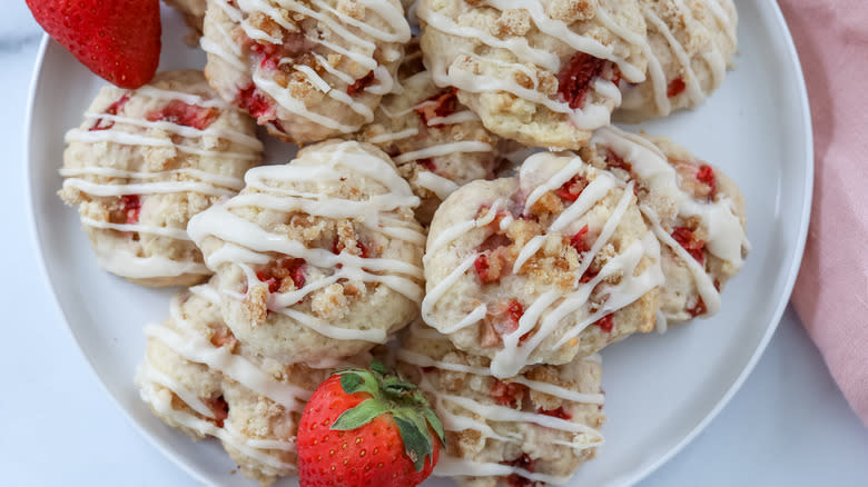 strawberry shortcake crumble cookies on a plate