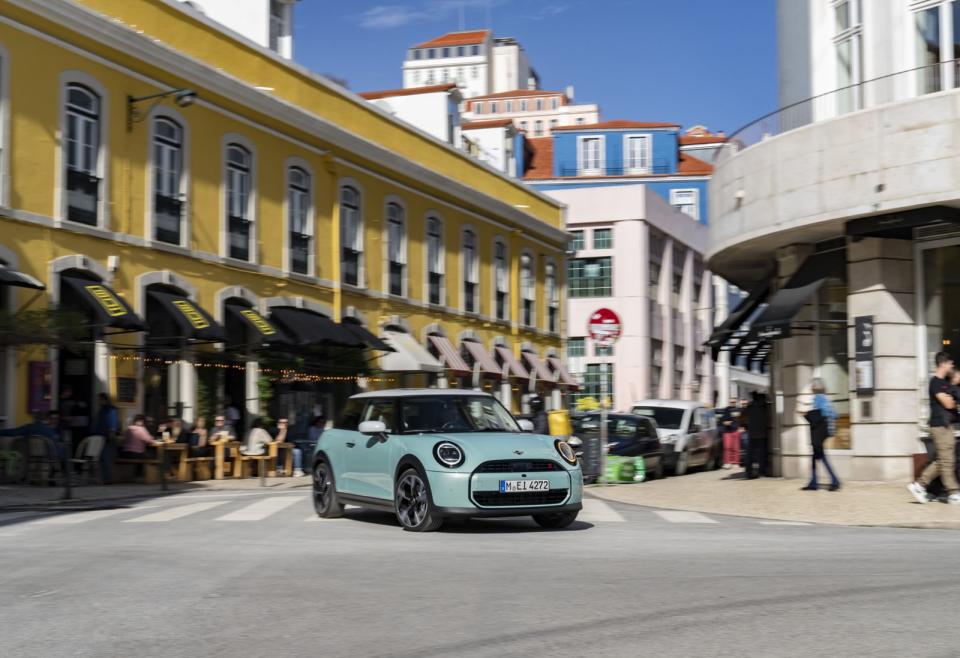 全新第5代MINI Cooper 3門掀背完美演繹MINI經典本色，從車身輪廓即能一眼感受僅屬於MINI的黃金比例：經典渾圓的頭燈設計、極短的前後懸與八角形水箱護罩線條。