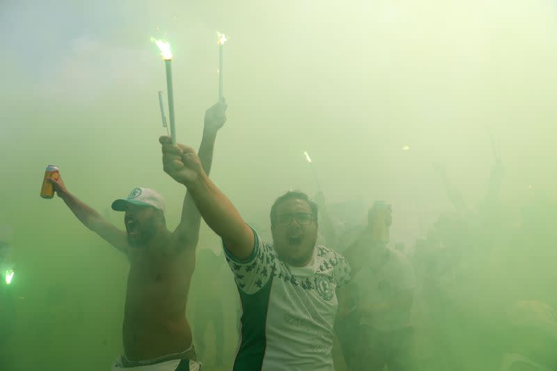 IMAGEN DE ARCHIVO. Simpatizantes del Palmeiras despiden al equipo en su viaje a Río de Janeiro para disputar la final de la Copa Libertadores frente al Santos, en Sao Paulo, Brasil